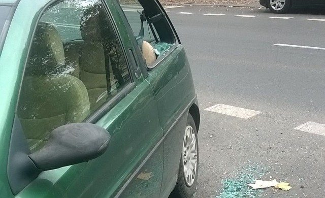 Szczecińska policja prowadzi dochodzenie w sprawie wandala z Niebuszewa. Nieznany sprawca regularnie niszczy jeden samochód.