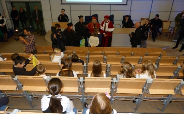 Setka uczniów klas piątych i szóstych szkół podstawowych ma szanse dowiedzieć się, czym jest giełda, jak wypromować produkt albo zmobilizować pracowników. Rozpoczął się internetowy nabór na letni semestr wykładów na Ekonomicznym Uniwersytecie Dziecięcym w Szczecinie.