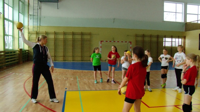 W szkole podstawowej i liceum Zespołu Szkół Ogólnokształcących numer 3 w Szczecinie są klasy o profilu piłka ręczna. To oznacza kilka treningów szczypiorniaka w tygodniu oraz zajęcia z zawodowymi piłkarzami ręcznymi.