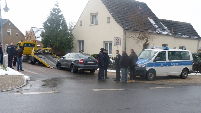 Niemieccy funkcjonariusze gonili kierowcę, który jechał kradzionym samochodem marki BMW. Mężczyzna spowodował wypadek, porzucił auto przed granicą i zaczął uciekać pieszo.