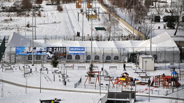 W środę około godziny 14 zawalił się dach namiotu, który zakrywa lodowisko znajdujące się obok hali Azoty Arena w Szczecinie. Pod namiotem nikogo nie było.