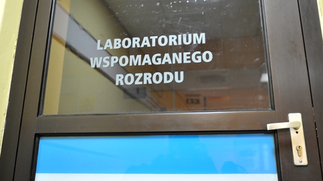 Szczecińska prokuratura czeka na zawiadomienie z ministerstwa zdrowia w sprawie afery in vitro. To pokłosie wtorkowych informacji Głosu Szczecińskiego o tym, że po zabiegu sztucznego zapłodnienia pacjentka urodziła dziecko poczęte z wszczepionej komórki jajowej innej kobiety.