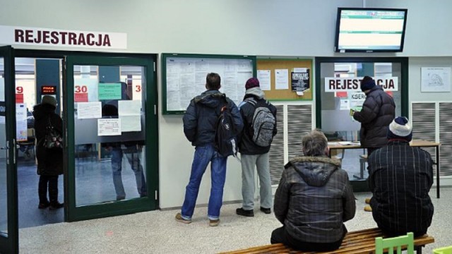 Wojewódzki Urząd Pracy przyznaje się do pomyłki i sprawdza dokumenty dotyczące pracy niepełnosprawnych stażystów.