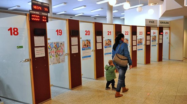 Nie wystarczyło nam pieniędzy na wypłaty dla stażystów - tak tłumaczy przedstawicielka firmy Surillo. Chodzi o wynagrodzenia dla niepełnosprawnych praktykantów. Przedsiębiorca zatrudnił 44 osoby z powiatu gryfińskiego w ramach unijnego projektu Stawiamy na aktywność i nie wypłacił należności za ostatnie miesiące.
