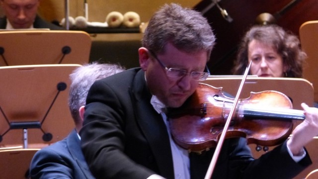 Znakomity skrzypek, pochodzący ze Szczecina na stałe mieszkający w Szwajcarii Bartłomiej Nizioł wystąpił w piątek w Szczecińskiej Filharmonii.