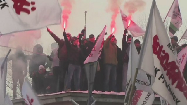 Czterech demonstrantów biorących udział w zamieszkach przed siedzibą Jastrzębskiej Spółki Węglowej najbliższe trzy miesiące spędzi za kratami.