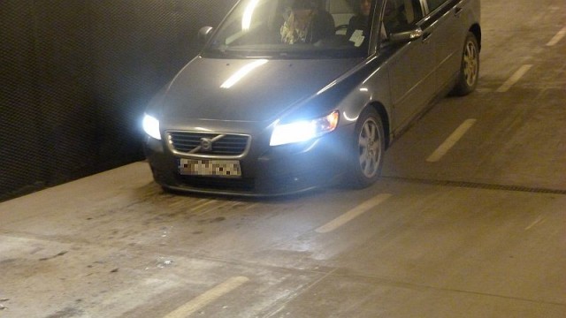 Parking podziemny w Filharmonii Szczecińskiej jest wykonany poprawnie, a kierowcy jeżdżą za szybko - tak miasto komentuje zarzuty mieszkańców.