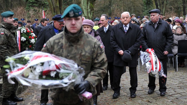 75 lat temu władze ZSRR rozpoczęły pierwszą z czterech wielkich deportacji Polaków na Sybir. Wielu z nich nie powróciło do kraju. Ci, którym się udało wzięli we wtorek udział w uroczystościach na Cmentarzu Centralnym w Szczecinie.