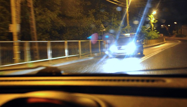 Policjanci w Stargardzie Szczecińskim szukają mężczyzny, który usiłował okraść sklep spożywczy przy ulicy Gdańskiej. Do zdarzenia doszło we wtorek wieczorem.