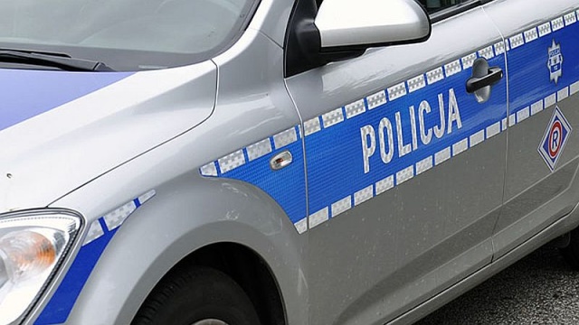 W Dębostrowie pod Policami 33-latek prowadził auto na podwójnym gazie - wpadł do rowu. W Stargardzie Szczecińskim pijany kierowca wjechał w bramę.
