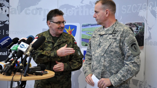 Amerykanie wyraźniej zaznaczają swoją obecność w korpusie NATO. Dowódca wojsk USA w Europie - generał broni Frederick Hodges poinformował, że do jednostki trafi dodatkowych 12 wysokich rangą żołnierzy.