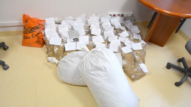 Mundurowi z Polic zatrzymali 38-latka, który miał w mieszkaniu ponad 70 kilogramów tytoniu bez znaków akcyzy.