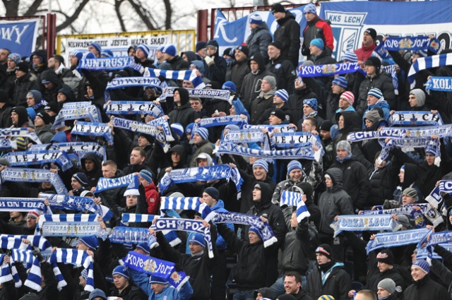 Mecz piłkarzy Pogoni z Lechem Poznań w Szczecinie zobaczą kibice Kolejorza. Fani poznańskiej drużyny mieli zakaz wyjazdowy na pojedynki w ekstraklasie dla zorganizowanych grup kibiców. To za odpalenie rac podczas meczu.