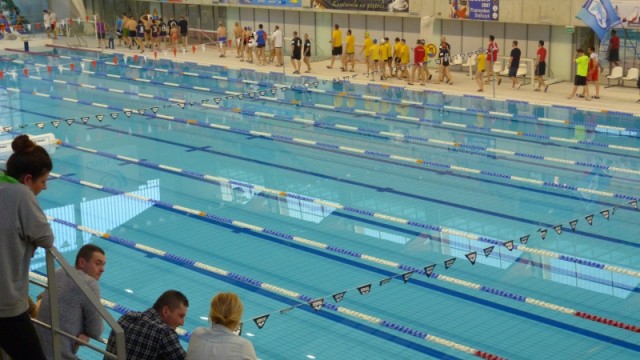 Kilkanaście drużyn wzięło udział w zawodach pływackich na basenie Floating Arena w Szczecinie w ramach charytatywnej akcji Sztafeta Marzeń. Zebrane podczas imprezy pieniądze będą przeznaczone na spełnienie marzenia chorego dziecka.