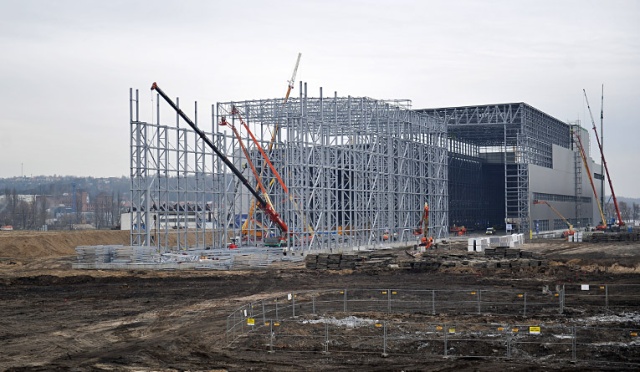 Wiceminister skarbu państwa Rafał Baniak zapewnia, że budowa fabryki podstaw do morskich elektrowni wiatrowych - jaka powstaje na wyspie Gryfia w Szczecinie - będzie kontynuowana.
