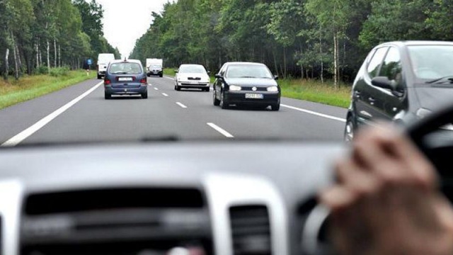 Ceny polis aut z kierownicą po prawej stronie będą wyższe - pisze Rzeczpospolita.