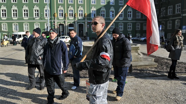 Ponad 40 osób protestowało we wtorek przed szczecińskim Urzędem Miasta. Wszystko w związku z obniżeniem dotacji dla niepublicznych szkół dla dorosłych, która jest trzykrotnie mniejsza niż w grudniu ubiegłego roku.