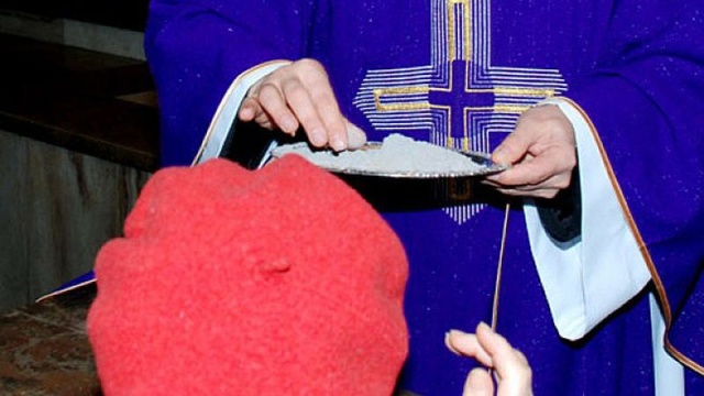 Dziś Środa Popielcowa. Katolicy rozpoczynają Wielki Post. To 40-dniowy okres bezpośredniego przygotowania do Świąt Wielkanocnych.