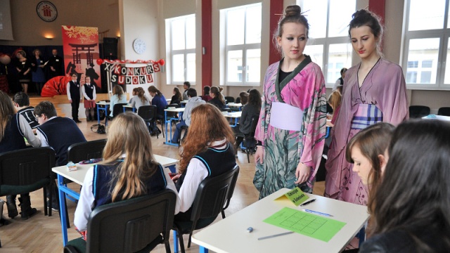160 uczniów z Zachodniopomorskiego mierzy się w rozwiązywaniu Sudoku. Dobrani w pary rozwiązują kilkadziesiąt łamigłówek.
