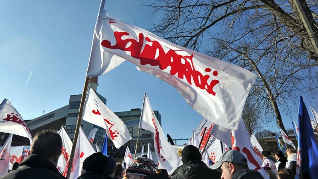 Około dwustu osób wzięło udział w manifestacji pod Elektrownią Pomorzany w Szczecinie. To akcja w obronie zakładu.