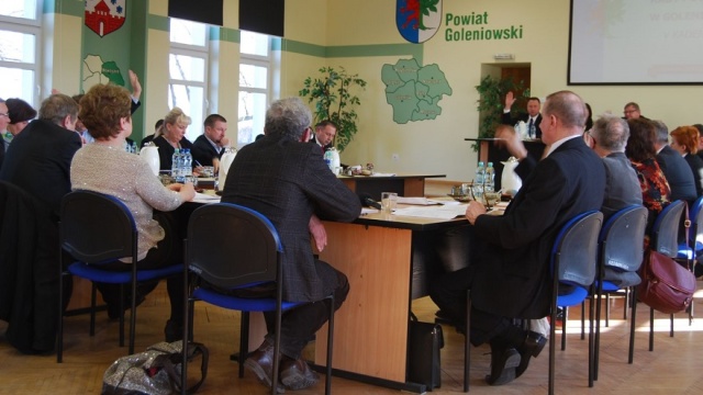 Radni powiatu goleniowskiego zdecydowali o likwidacji Zespołu Szkół Ponadgimnazjalnych w Maszewie. Przyczyna Brak chętnych do nauki.