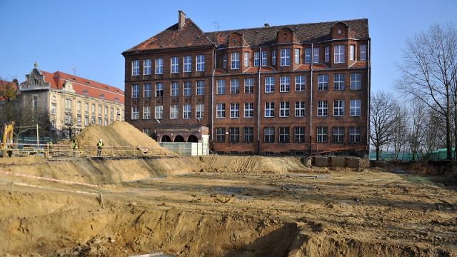 Piwnice i fundamenty kamienic z XIX-wieku odkryli budowlańcy w Szczecinie. Pozostałości z przeszłości były ukryte w ziemi na budowie hali gimnastycznej przy ulicy Małopolskiej.