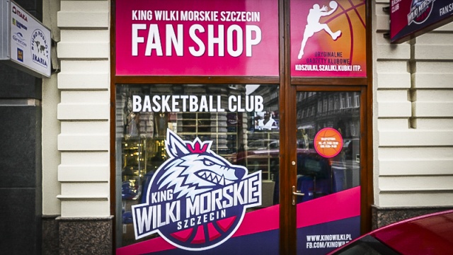 Koszulki, szaliki, kubki i wiele innych rzeczy od piątku można kupić w nowym fanshopie koszykarskiej drużyny King Wilków Morskich.