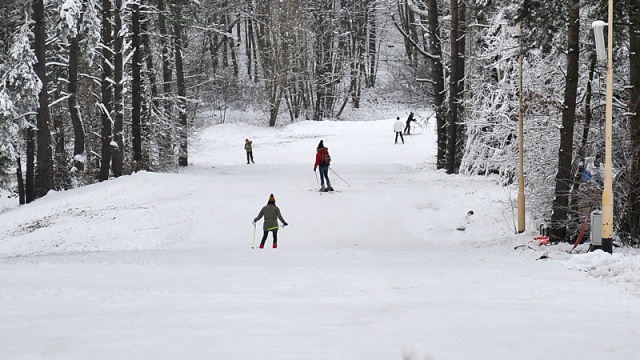 Najpierw slalom na nartach, a później partia gry w golfa. Od godziny 8:30 kilkudziesięciu zawodników będzie szusować po stoku na Szczecińskiej Gubałówce. Potem przeniosą się na pole golfowe.