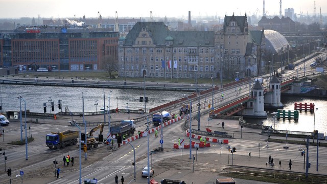 Od godziny 8 w sobotę obowiązują zmiany w organizacji ruchu związane z zamknięciem Mostu Długiego w Szczecinie. Główne objazdy są poprowadzone w obu kierunkach Trasą Zamkową.