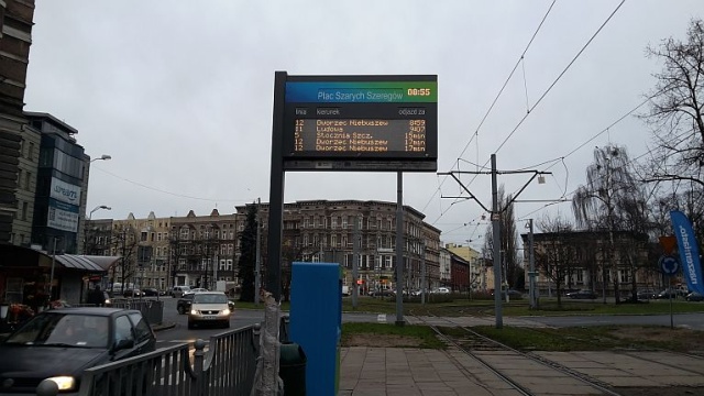 Tablice informacyjne na przystankach komunikacji miejskiej włączone do systemu obrony cywilnej - proponuje działacz Forum Młodych Ludowców.