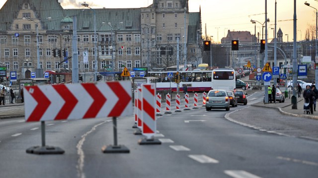 Od sobotniego poranka szczecinianie oswajają się z utrudnieniami, które czekają na wszystkich w związku z zamknięciem Mostu Długiego, ale też i przejazdu wzdłuż Odry przez Nabrzeże Wieleckie.