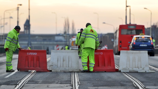 Egzaminu po zamknięciu Mostu Długiego cześć druga, popołudniowa rozpoczęta. Kierunek wyjazdowy z miasta Trasą Zamkową zaczął się korkować. Zanim wjedzie się na ulicę Gdańską kierowcy zatrzymują się już nad Łasztownią. Poruszają się bardzo wolno aż do Estakady Pomorskiej.