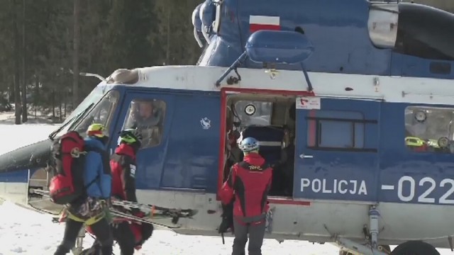 Ratownicy TOPR wznowili poszukiwania dwóch zaginionych turystów z Limanowej. W akcji bierze udział policyjny śmigłowiec.