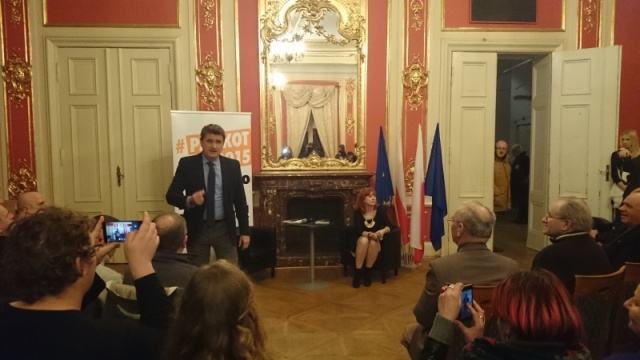 Prezydent nie tylko jest od rozdawania orderów - tak mówił podczas poniedziałkowej wizyty w Szczecinie Janusz Palikot. Przewodniczący Twojego Ruchu i kandydat na Prezydenta RP zapowiedział, że zmieni styl prezydentury.