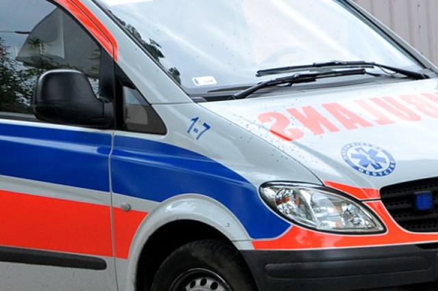 Nieszczęśliwy wypadek w Drzeńsku, w powiecie sławieńskim. 73-latka przygniótł samochód. Mężczyzna nie żyje.