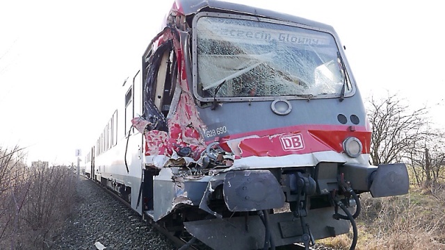 Cztery osoby zostały ranne w wypadku na przejeździe kolejowym w Warzymicach pod Szczecinem. Jadący z Tantow pociąg osobowy Deutsche Bahn uderzył w wywrotkę. Ciężarówka przewróciła się i uderzyła w samochód osobowy.