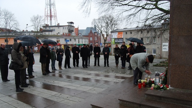 Pomimo fatalnej pogody, zacinającego wiatru i deszczu, kilkadziesiąt osób złożyło w niedzielę hołd Żołnierzom Wyklętym pod Pomnikiem Niepodległości w centrum Goleniowa.