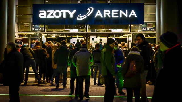 Kolejne problemy z dachem w hali Azoty Arena w Szczecinie. W drugiej połowie derbowego meczu piłkarek ręcznych Pogoni Baltica z Energą AZS Koszalin na parkiet polała się woda.