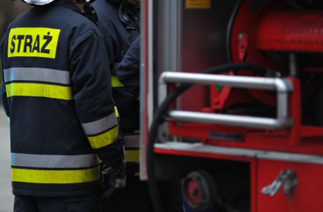 Plama substancji ma około 20 kilometrów i ciągnie się od Tanowa do al. Wojska Polskiego w Szczecinie. Jeden samochód wpadł w poślizg i uderzył w latarnię.