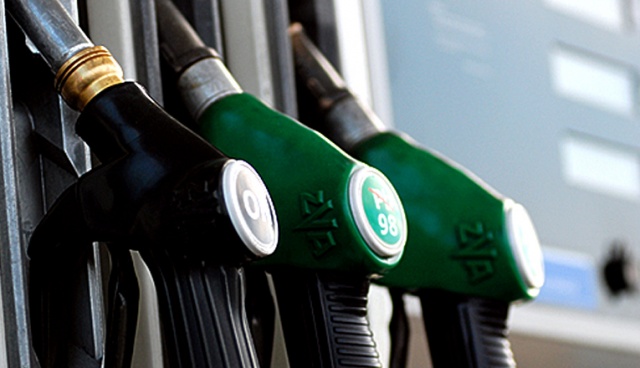 Ceny ropy spadają i ten trend się utrzyma - prognozują analitycy, bo Ameryka wydobywa znacznie więcej, niż może wchłonąć rynek.