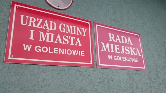 Uczniowie uczą się na starych, radni pracują na nowych. Warte prawie 30 tysięcy zł laptopy i tablety sprawili sobie za pieniądze z budżetu miejscy radni w Goleniowie. Tymczasem w szkole oddalonej o kilka kilometrów dzieci korzystają z komputerów zakupionych w 2000 roku.