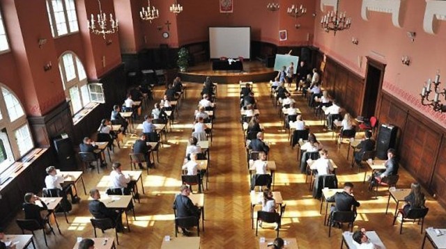 System egzaminacyjny wymaga zmian - mówią eksperci i wskazują na raport Najwyższej Izby Kontroli. Według NIK - u co czwarta praca egzaminacyjna była błędnie sprawdzona. Dodatkowo Centralna Komisja Egzaminacyjna niewłaściwie nadzorowała samych egzaminatorów.