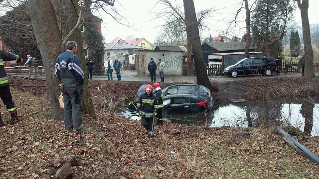 Młoda kobieta wjechała autem do rzeki. Do wypadku doszło w piątek ok. południa w Dębnie pod Myśliborzem. Kobiecie nic poważnego się nie stało.