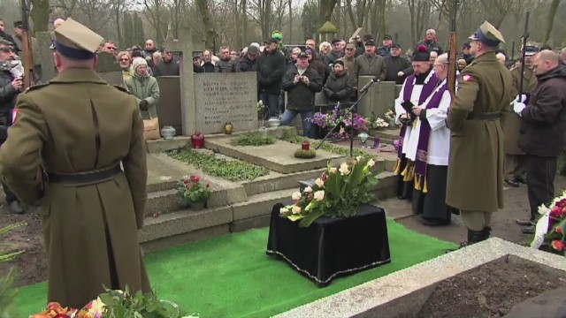 Rodzina, przyjaciele, przedstawiciele kancelarii prezydenta RP i tłumy warszawiaków pożegnały legendę polskiego dziennikarstwa sportowego - Bohdana Tomaszewskiego. Zmarły tydzień temu komentator został pochowany na Starych Powązkach w Warszawie.