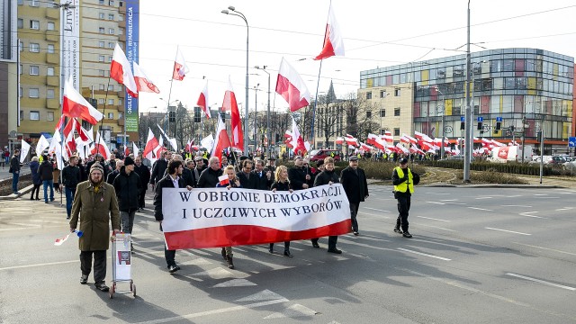 Kilkaset osób wzięło udział w Marszu w Obronie Demokracji i Uczciwych Wyborów zorganizowanym w sobotę w Szczecinie przez Prawo i Sprawiedliwość.