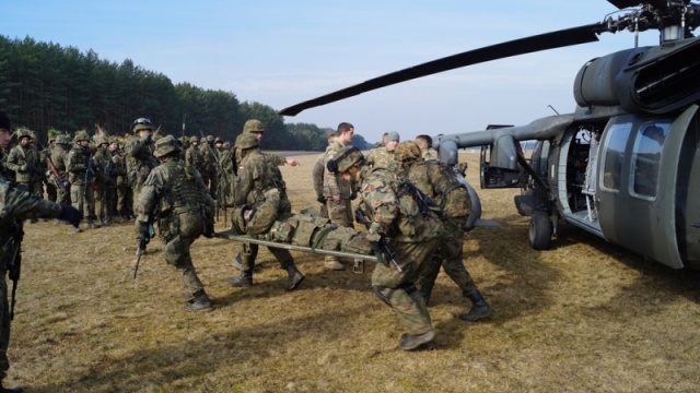 Udzielanie pomocy medycznej na polu walki i ewakuacja amerykańskim śmigłowcem Black Hawk - taki scenariusz przećwiczyło na poligonie w Drawsku Pomorskim kilkudziesięciu żołnierzy Narodowych Sił Rezerwowych.