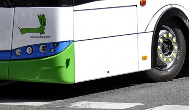 Autobusy komunikacji miejskiej linii 63 i 102 jeżdżą nowymi trasami. Od poniedziałku kursują one do nowej fabryki przy ulicy Nad Odrą w Szczecinie.