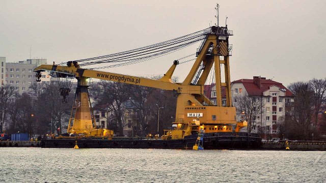 Nurkowie przeciągają drugą linę pod wrakiem leżącym na dnie kanału portowego w Świnoujściu. Sprawdzają także czy liny, które przeciągnęli w niedzielę są odpowiednio zamocowane.