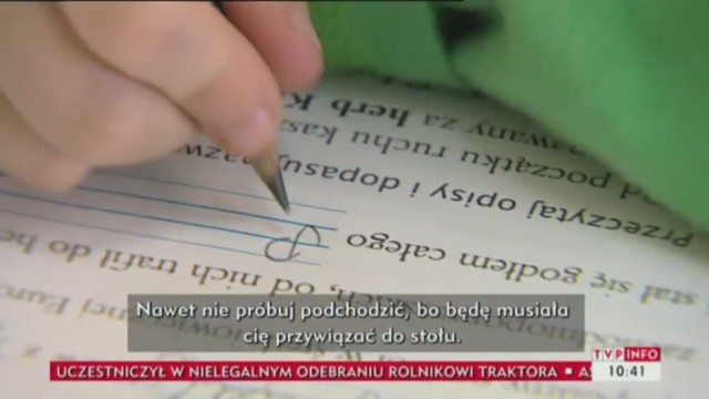 Nauczycielka ze szkoły w miejscowości Szczodre na Dolnym Śląsku miała zaklejać swoim uczniom usta taśmą, bo ją irytowały. Sprawę wyjaśnia policja.
