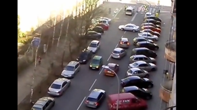 Komunikacyjny paraliż przy ul. Felczaka w Szczecinie. W niedzielę podczas biegu kobiet, od godz. 8 do 15 trasa między Monte Cassino a Jana Pawła II była wyłączona z ruchu. Jeden z okolicznych mieszkańców nagrał film z tego, co tam się działo i opublikował w internecie.